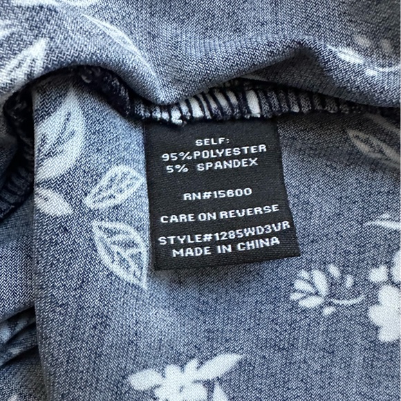 NWT Violets and Roses sleeveless blue top with white floral print size L - Picture 7 of 7